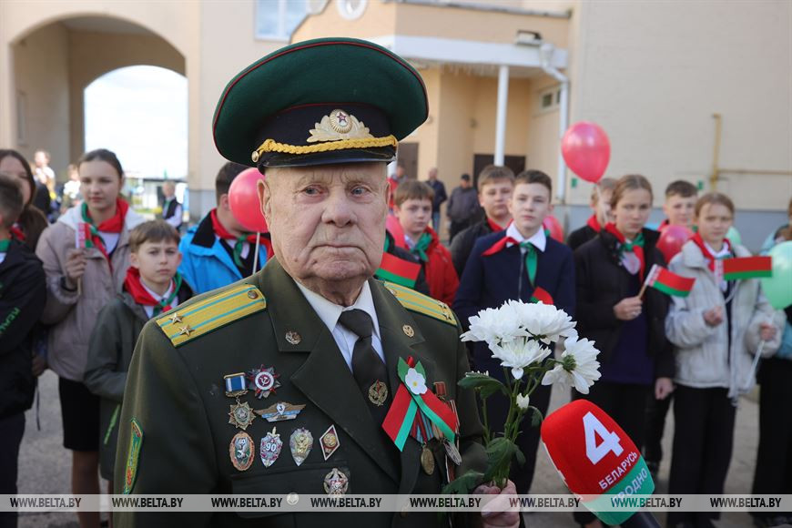 Воспитанники Балаковского центра «Семья» подготовили поздравительные открытки для ветеранов