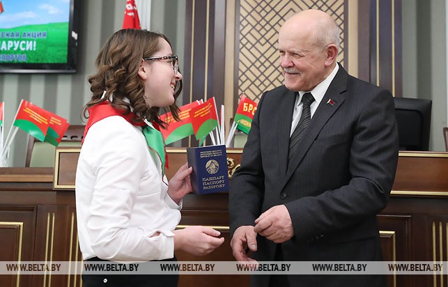 Леонид Анфимов вручает паспорт ученице Крошицкой средней школы Виктории Чудук