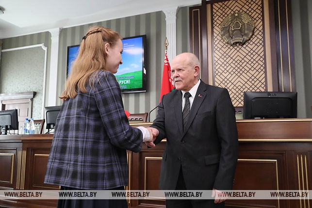 Леонид Анфимов вручает паспорт ученице Мирской средней школы Веронике Монич