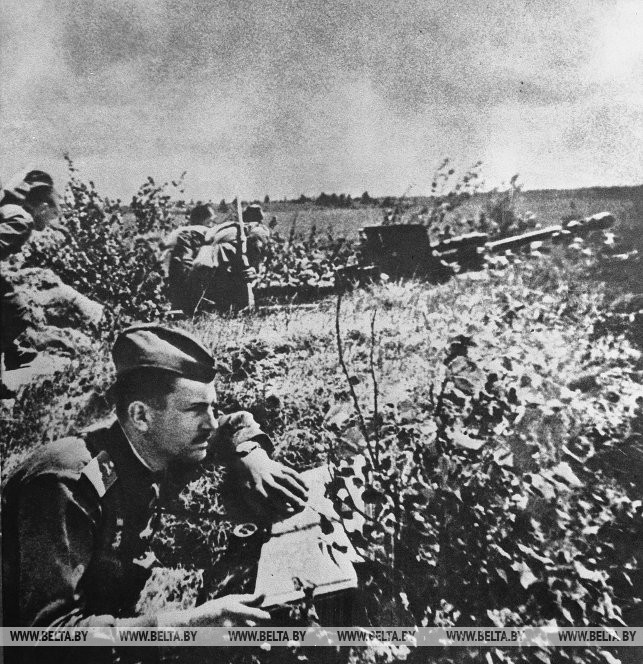 В разгроме вражеских войск, окруженных восточнее Минска, активно участвовала 1-я гвардейская Краснознамённая противотанковая истребительная артиллерийская бригада. На огневой позиции батареи старшего лейтенанта А.Смирнова