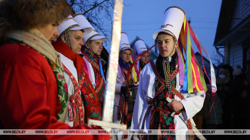 Колядный обряд "Цари" провели 13 января жители деревни Семежево Копыльского района