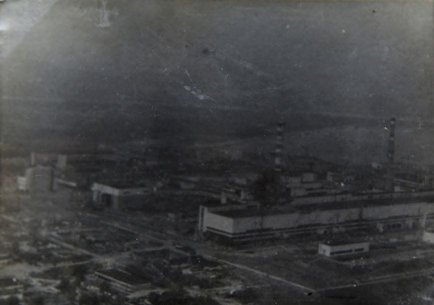 Мало кому удавалось сделать хорошую фотографию, пролетая над разрушенным реактором, – снимок сразу чернел