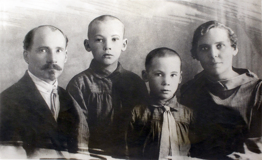 Якуб Колас с женой Марией и сыновьями Данилой и Юрием. Минск, 1924 г.