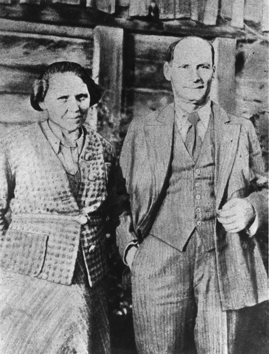 Мария Дмитриевна и Якуб Колас возле своего дома. Минск, 1941 г.