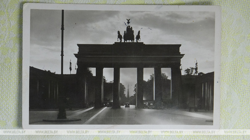 Эта черно-белая открытка из Берлина хранится в семье ветерана больше 75 лет