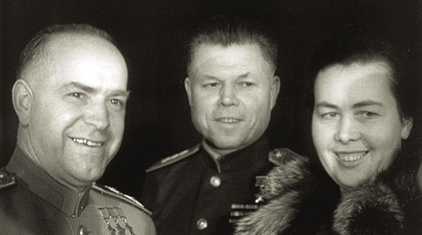 Маршал Г.К. Жуков и генерал М.С. Малинин с супругой Н.Г. Грековой. Прием по случаю Парада Победы в Берлине, сентябрь 1945 года