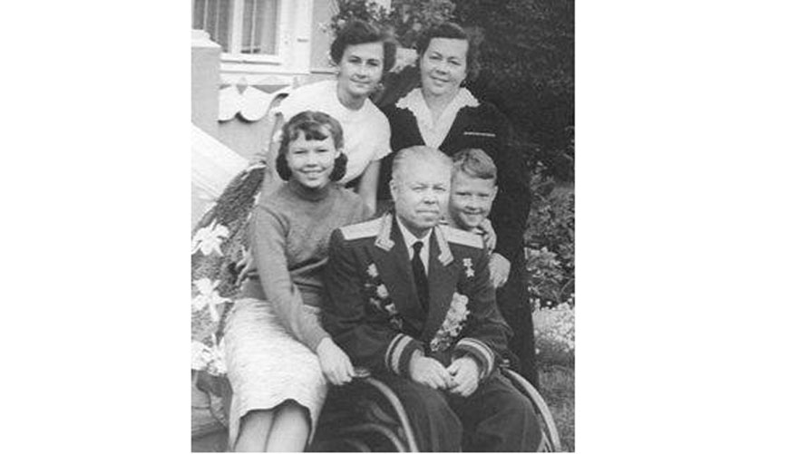 Cемья Малининых на даче в Покровское-Стрешнево, 1958 год, из семейного архива
