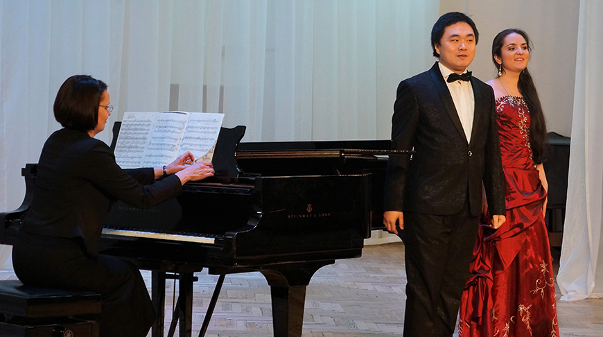Концерт на сцене Белорусской государственной академии музыки, выступают студенты Ван Хонтао (КНР) и Анастасия Храпицкая (Республика Беларусь)
