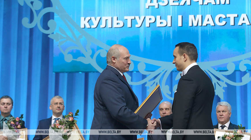 Александр Лукашенко вручает специальную премию Президента Республики Беларусь Константину Костюченко