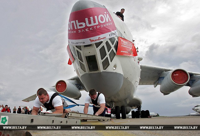 Белорусские силачи Кирилл Шимко (на снимке слева) и Павел Сорока (справа) установили рекорд страны по динамической тяге транспортного самолета Ил-76 общей массой около 150 тонн