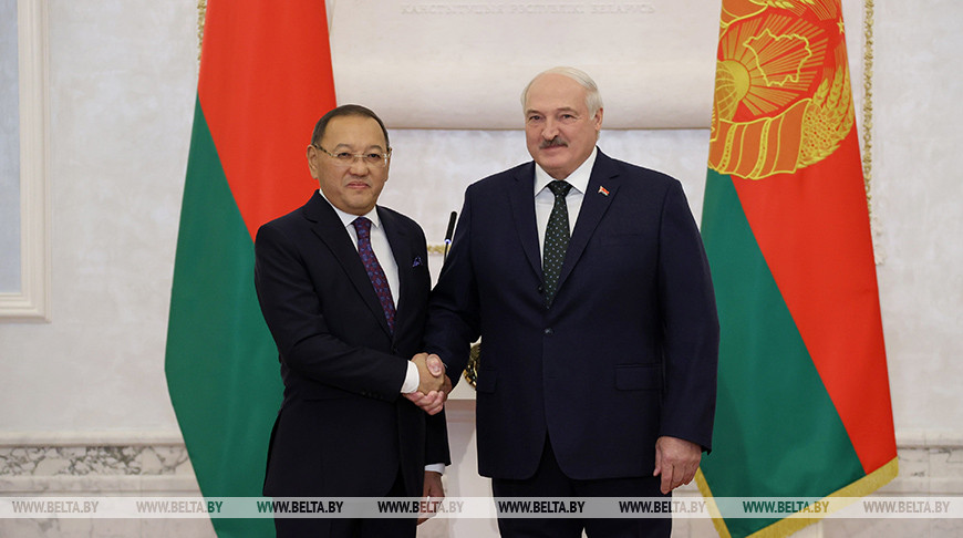 Чрезвычайный и Полномочный Посол Республики Казахстан в Республике Беларусь Ерлан Байжанов и Президент Беларуси Александр Лукашенко, сентябрь 2023 года