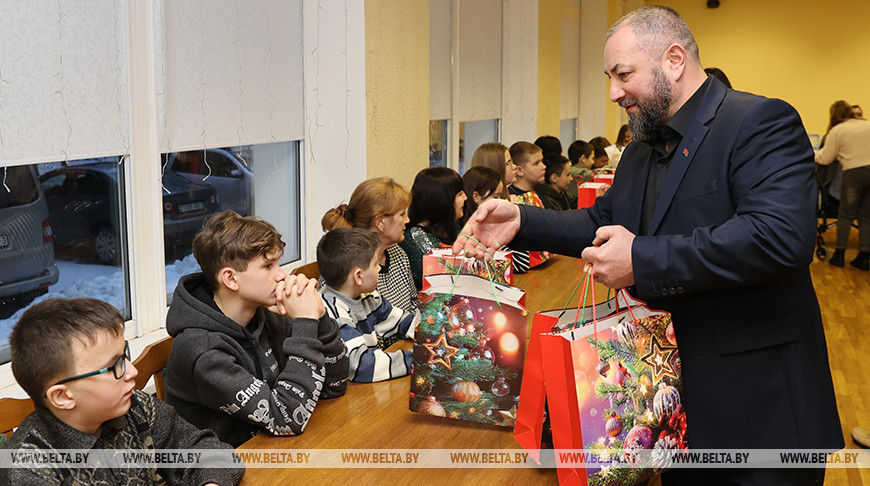 Во время вручения фондом новогодних подарков детям из Горловки
