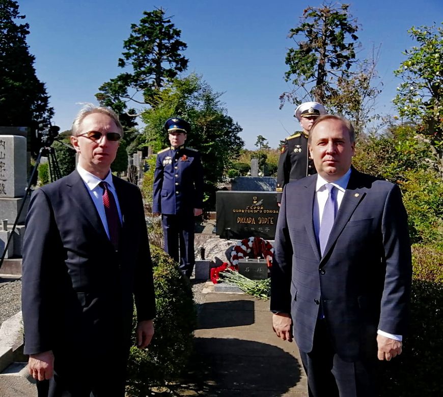 С Послом России Галузиным у могилы Зорге