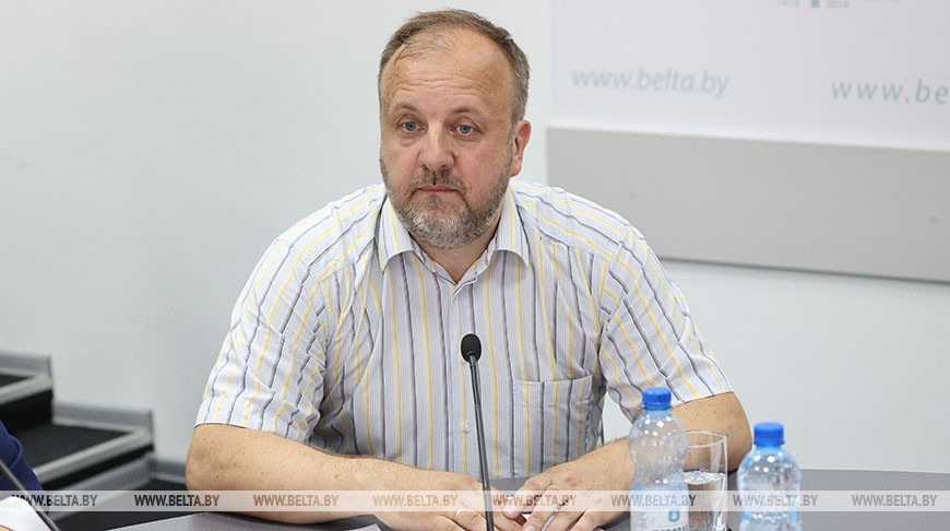 Михаил Мацкевич во время круглого стола