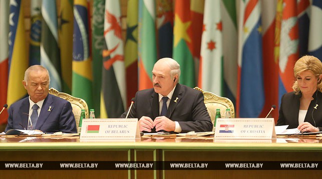 Александр Лукашенко во время работы конференции