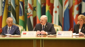 Александр Лукашенко во время работы конференции