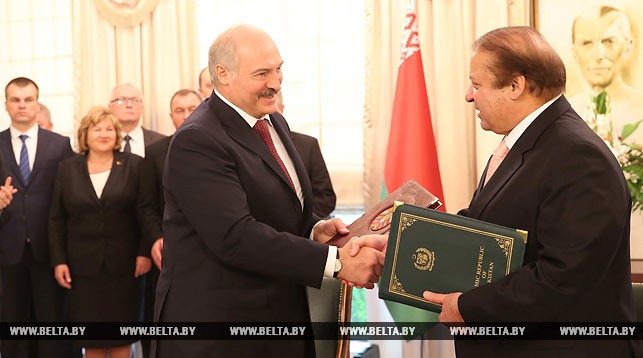 Александр Лукашенко и Наваз Шариф во время подписания Исламабадской декларации белорусско-пакистанского партнерства