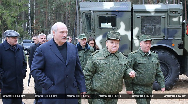 Александр Лукашенко знакомится с военной техникой
