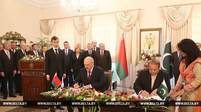 Александр Лукашенко и Наваз Шариф во время подписания Исламабадской декларации белорусско-пакистанского партнерства.
