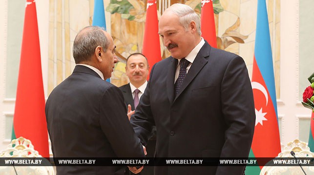 Александр Лукашенко вручает орден Почета Ягубу Эюбову