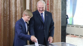 Александр Лукашенко на избирательном участке №1