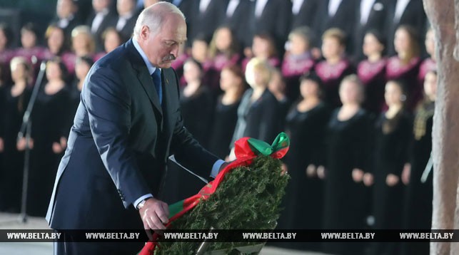Александр Лукашенко возлагает венок к монументу