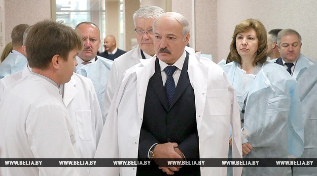 Александр Лукашенко во время посещения РНПЦ онкологии и медицинской радиологии имени Н.Н.Александрова.