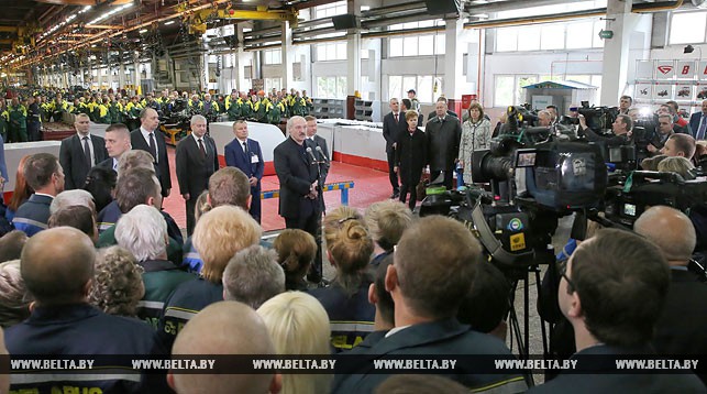 Александр Лукашенко во время встречи с представителями трудового коллектива.