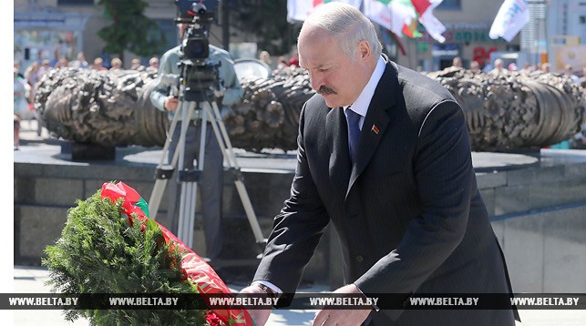 Лукашенко возлагает венок к монументу Победы в Минске