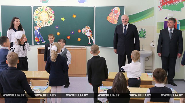 Александр Лукашенко посещает №56 города Минска