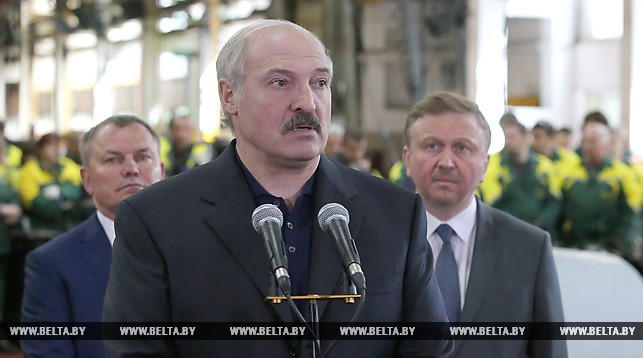 Александр Лукашенко во время встречи с представителями трудового коллектива МТЗ