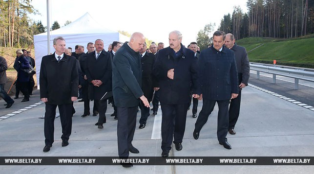 Александр Лукашенко во время посещения нового участка второй кольцевой автодороги