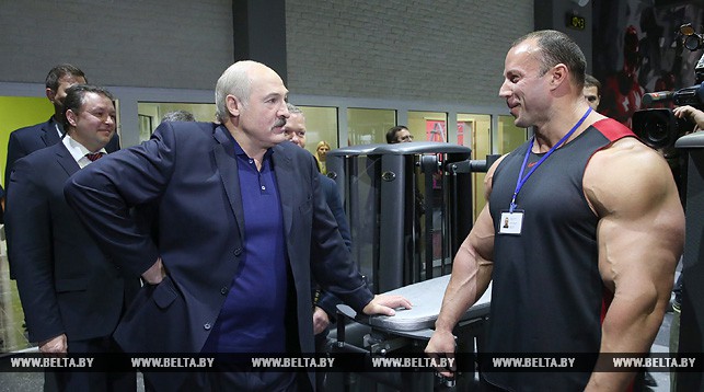 Александр Лукашенко во время посещения физкультурно-оздоровительного комплекса "Мандарин"