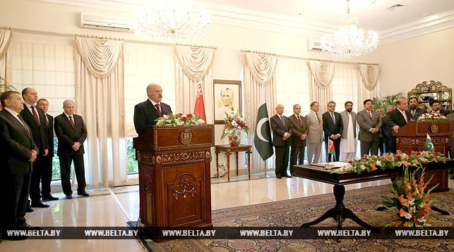 Президент Беларуси Александр Лукашенко и премьер-министр Пакистана Наваз Шариф на пресс-конференции