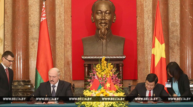 Александр Лукашенко и Чыонг Тан Шанг во время подписания документов по итогам переговоров