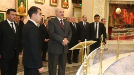 Александр Лукашенко во время посещения музея