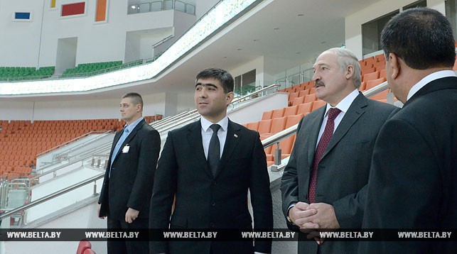 Александр Лукашенко во время посещения Олимпийского городка
