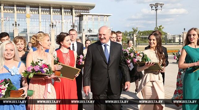 Александр Лукашенко с участниками бала