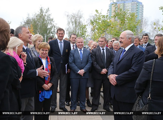 Александр Лукашенко во время посещения Национального олимпийского комитета