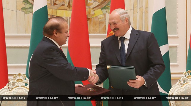 Наваз Шариф и Александр Лукашенко во время подписания договора о дружбе и сотрудничестве между Беларусью и Пакистаном.