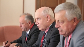 Сергей Лебедев (в центре)