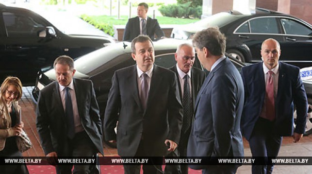 Ивица Дачич прибыл в Президент-отель для участия в переговорах по урегулированию кризиса в Украине