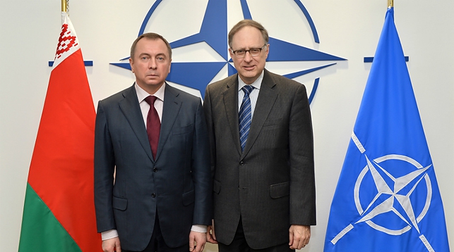 Владимир Макей и Александр Вершбоу. Фото пресс-службы НАТО