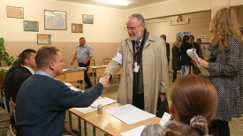 Жак Фор на избирательном участке