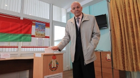 Николай Лозовик голосует досрочно на избирательном участке №65 в Минске