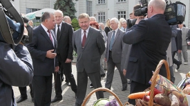 Андрей Кобяков во время посещения выставки-ярмарки