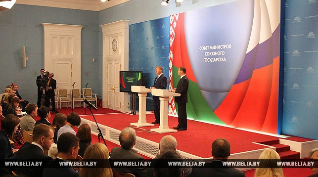 Премьер-министр Беларуси Андрей Кобяков и премьер-министр России Дмитрий Медведев во время пресс-конференции.