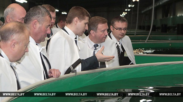 Андрей Кобяков во время посещения рыбоводного индустриального комплекса БГСХА в Горках