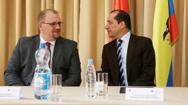 Александр Гурьянов и Чрезвычайный и Полномочный Посол Республики Эквадор в Беларуси Карлос Умберто Ларреа Давила
