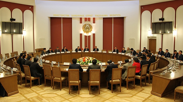 На заседании Белорусско-Вьетнамской межправительственной комиссии по торгово-экономическому и научно-техническому сотрудничеству. Фото МИД